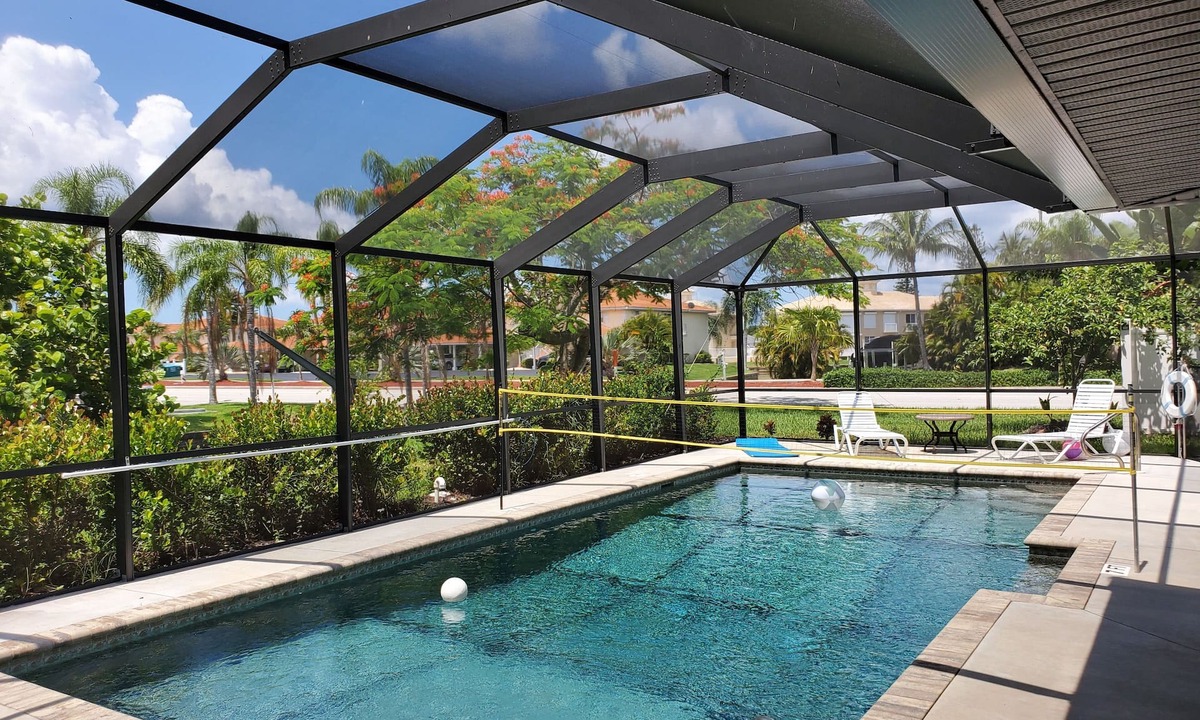 Caloosahatchee House | Twin House shared Volleyball pool 3 King bedrooms, 2 sofa sleepes 8