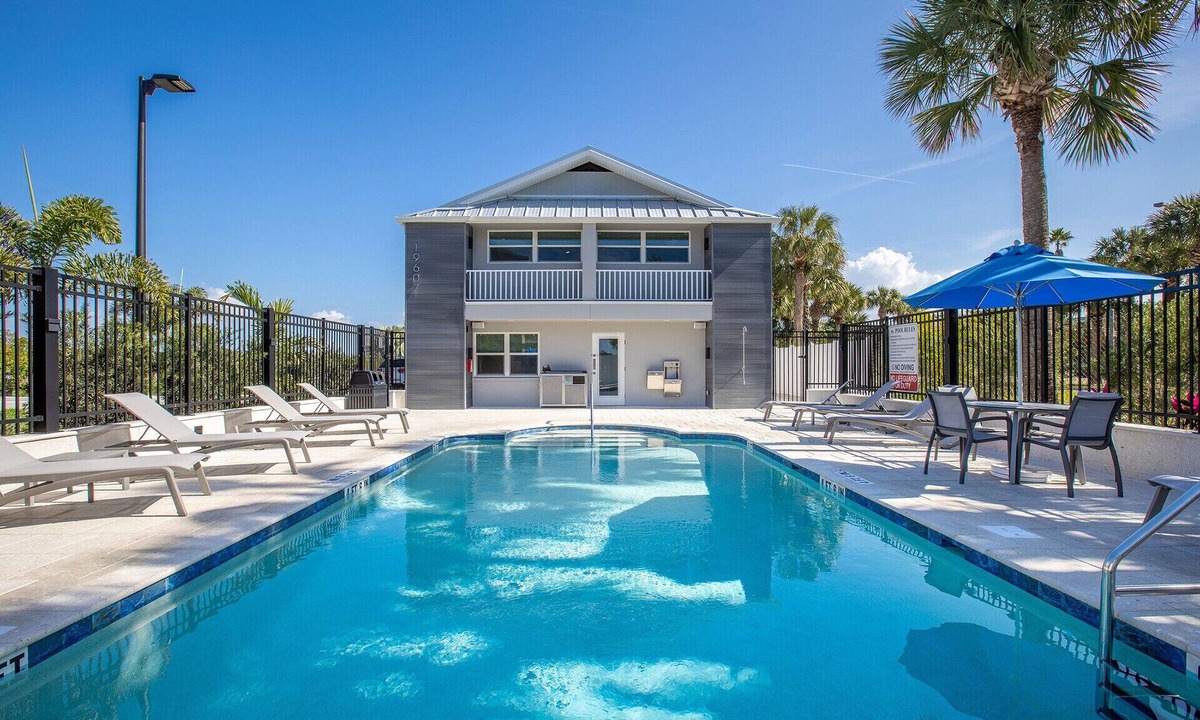 Indian Shores Hotel | Ultimate Getaway! 2 Serene Units, Bbq Facilities, Outdoor Fireplace, Kitchen, Pool, Golf