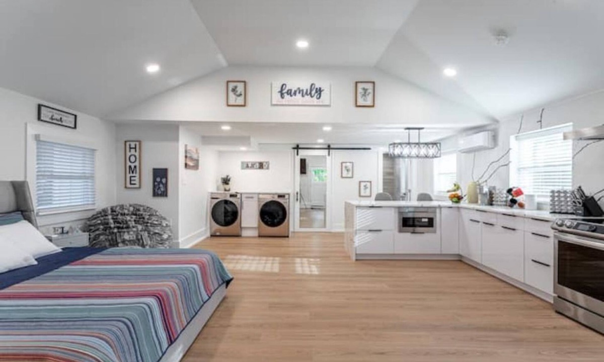 Cold Spring Harbor House | Ultra-Modern Studio | Near Hospital & NYCIM | WiFi