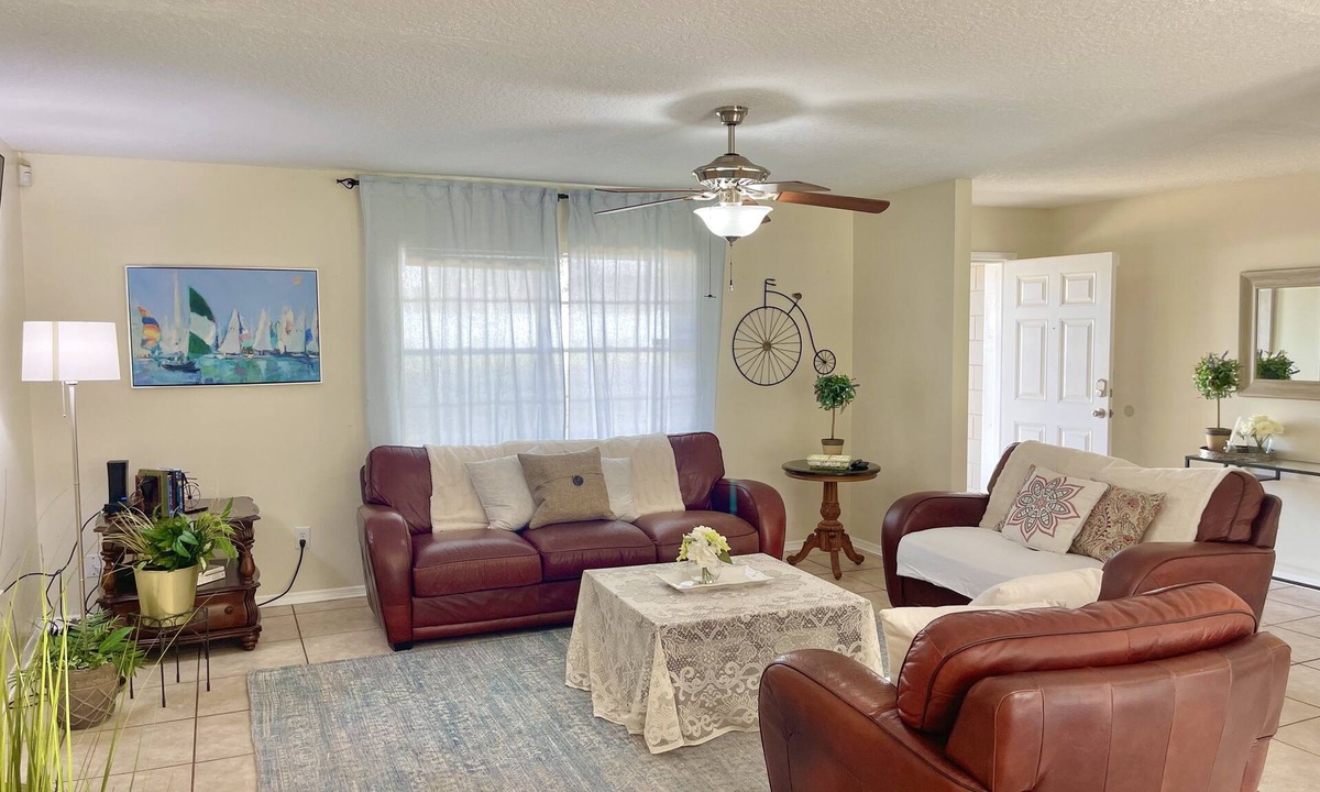 Florida Central Atlantic Coast House | Unique & Cozy 3/2, 5min to Disney, 10min to Universal/Convention Center!