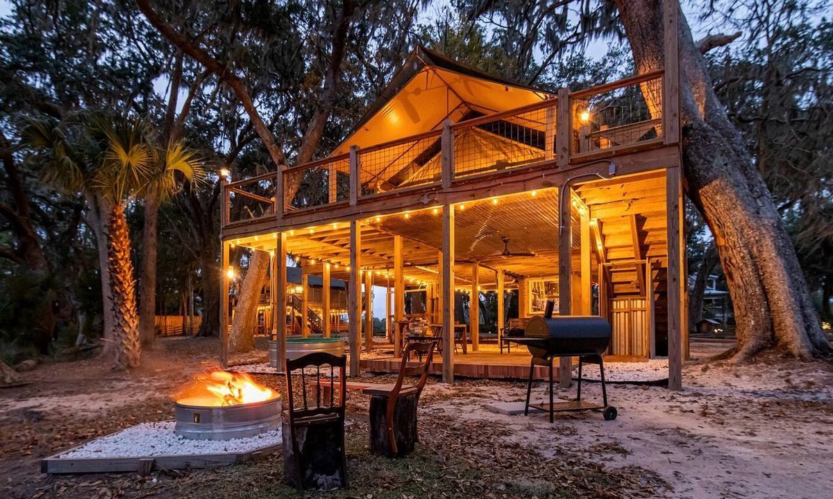 Crescent Cabin | Unique Marshfront Treehouse Stay with Heated Soaking Tub & Adventure-Inspired Escape in Townsend, Georgia