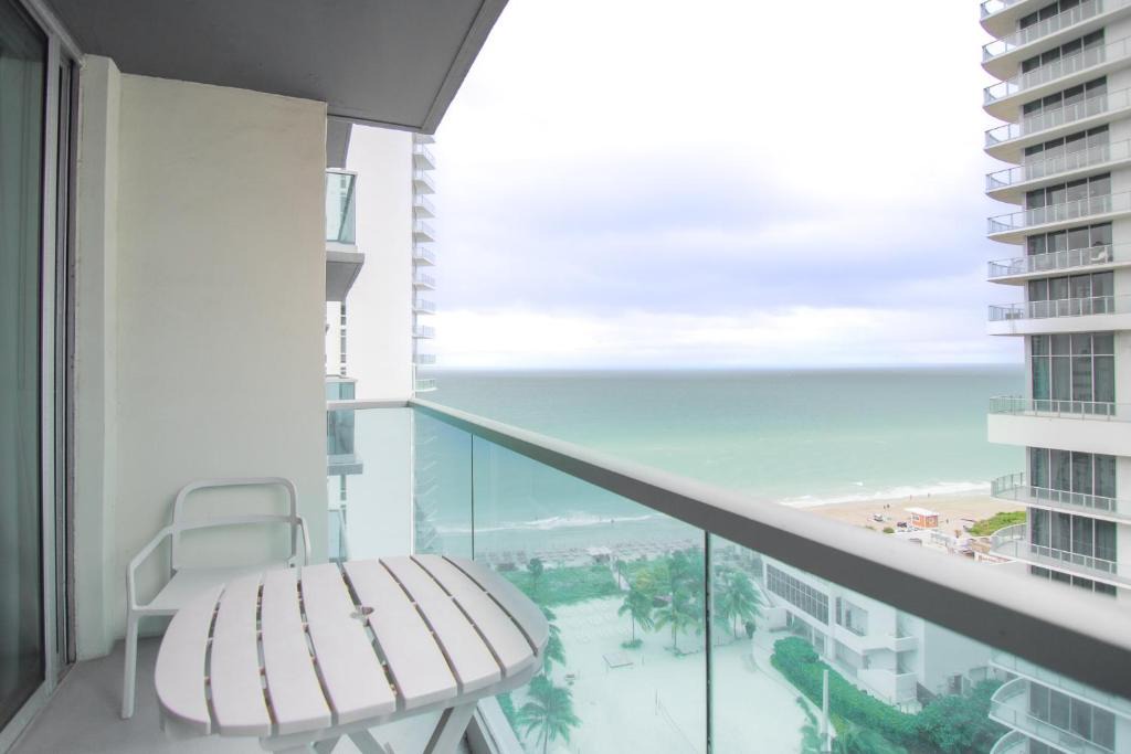 Hollywood South Central Beach Apartment | Unique Ocean View Apartment by Miami Te Espera - Hallandale Beach 15L