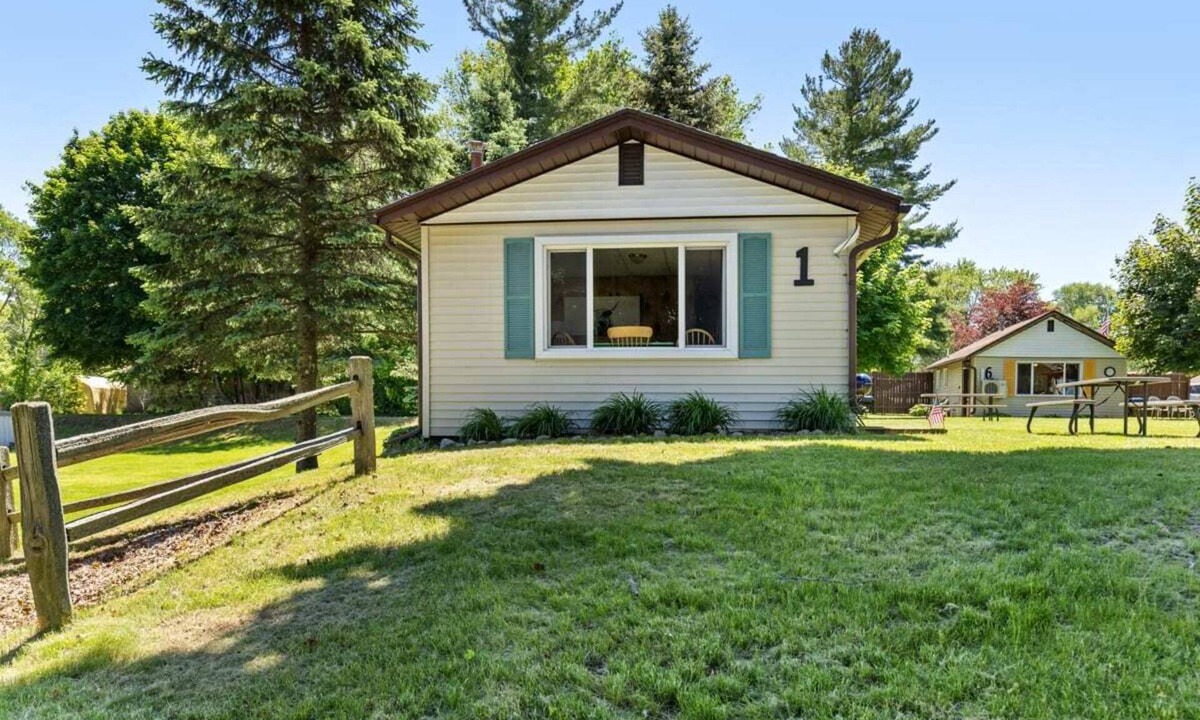 Chippewa Lake Cabin | Unwind by Chippewa Lake w/indoor pickleball court