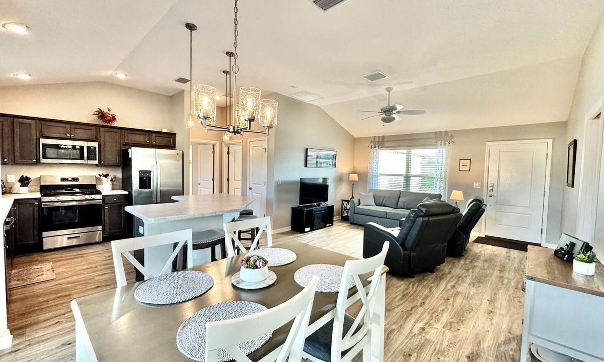 Wildwood House | Unwind Yourself - 2/2 with Golf Cart in The Village of Richmond