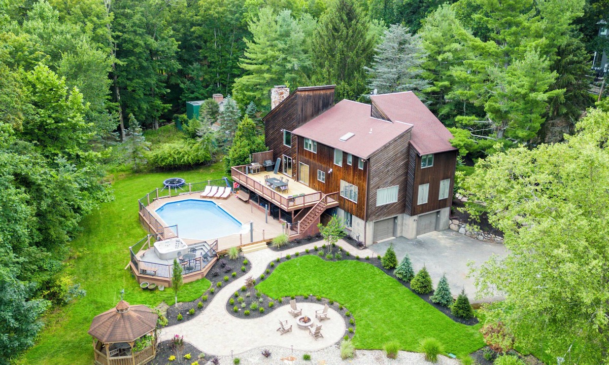 Airmont House | Upper Saddle River Resort w Pool, Hot Tub & Lake