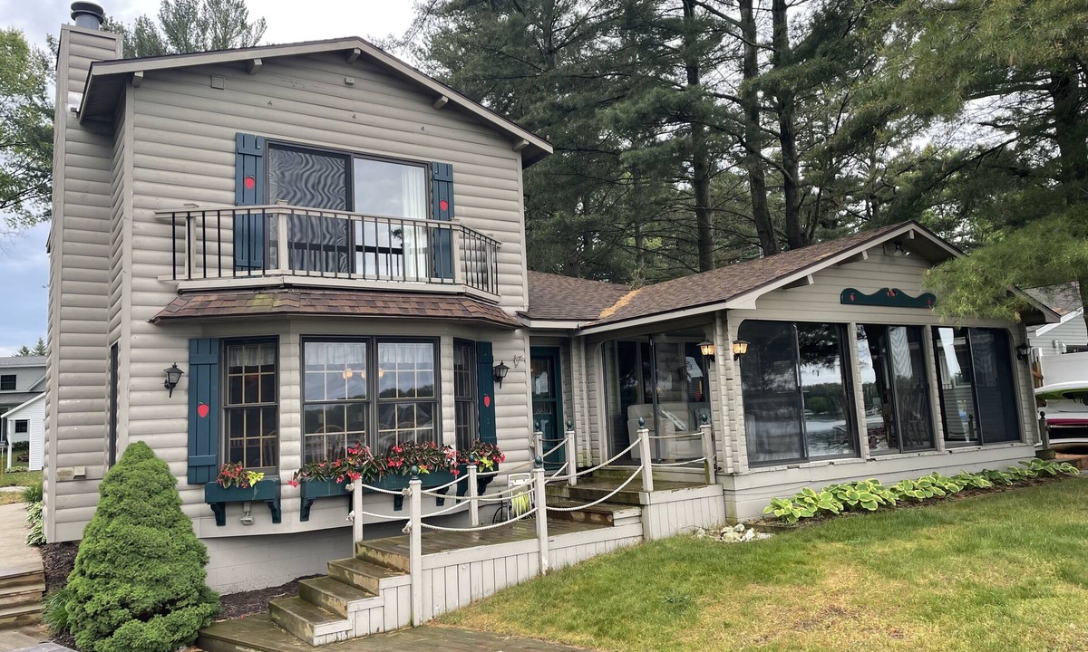 Mears House | Upper Silver Lake, Beautiful 5 Bedroom Lake Front Log Cabin Style Home