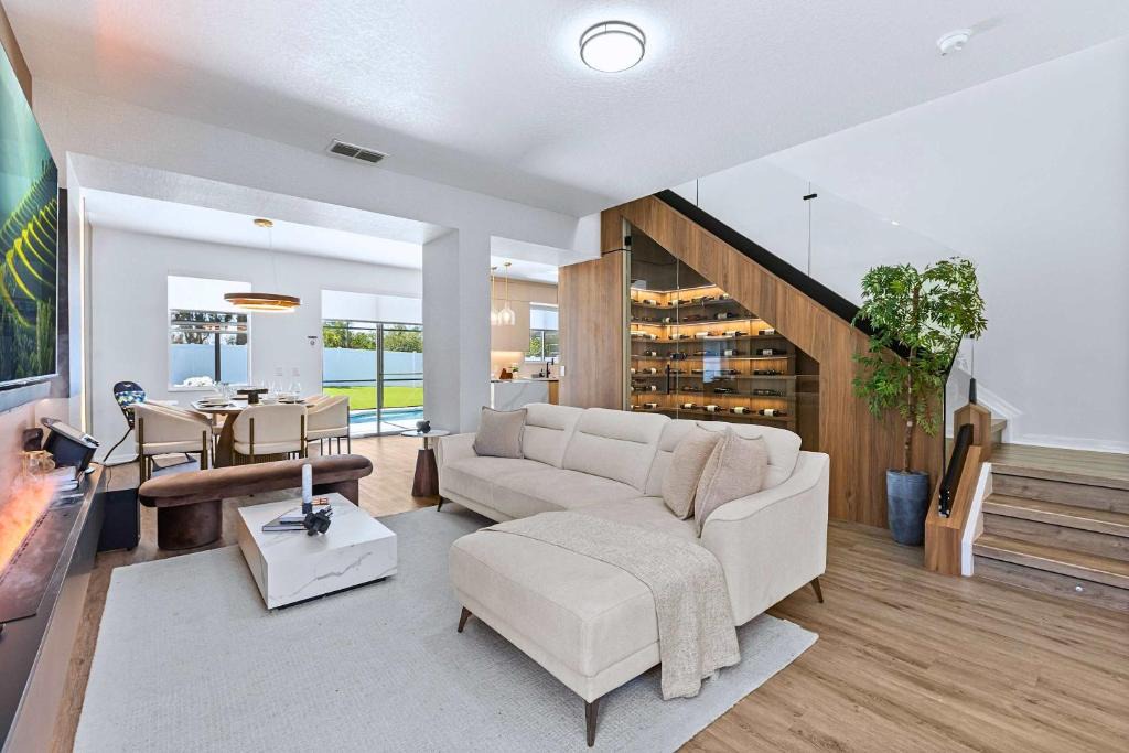 Windwood Bay House | Upstay Contemporary Retreat w Pool BBQ & Backyard