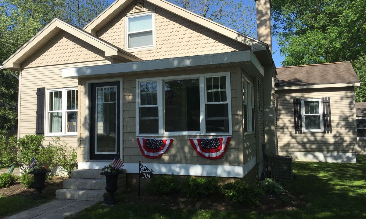 Charlevoix House | VENETIAN'27SEND INQUIRY! Walk to Everything/Fenced Yard/Enclosed Front Porch/AC