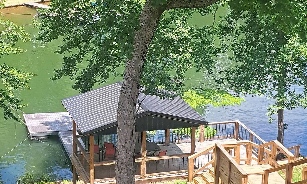 Wedowee House | Vern's Place -Spacious 4bd 2ba bungalow in Wedowee. Private dock. Sleeps 8+