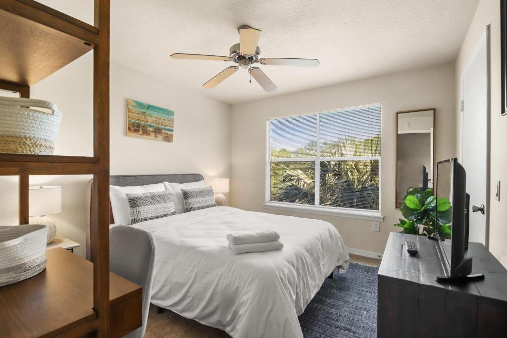 Trailer Estates Apartment | Viagem Beautiful 2BR w Balcony Pool Gym Tennis