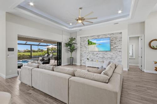 Burnt Store Villa | Villa Felicitas Luxe Pool, Jacuzzi Canal Access