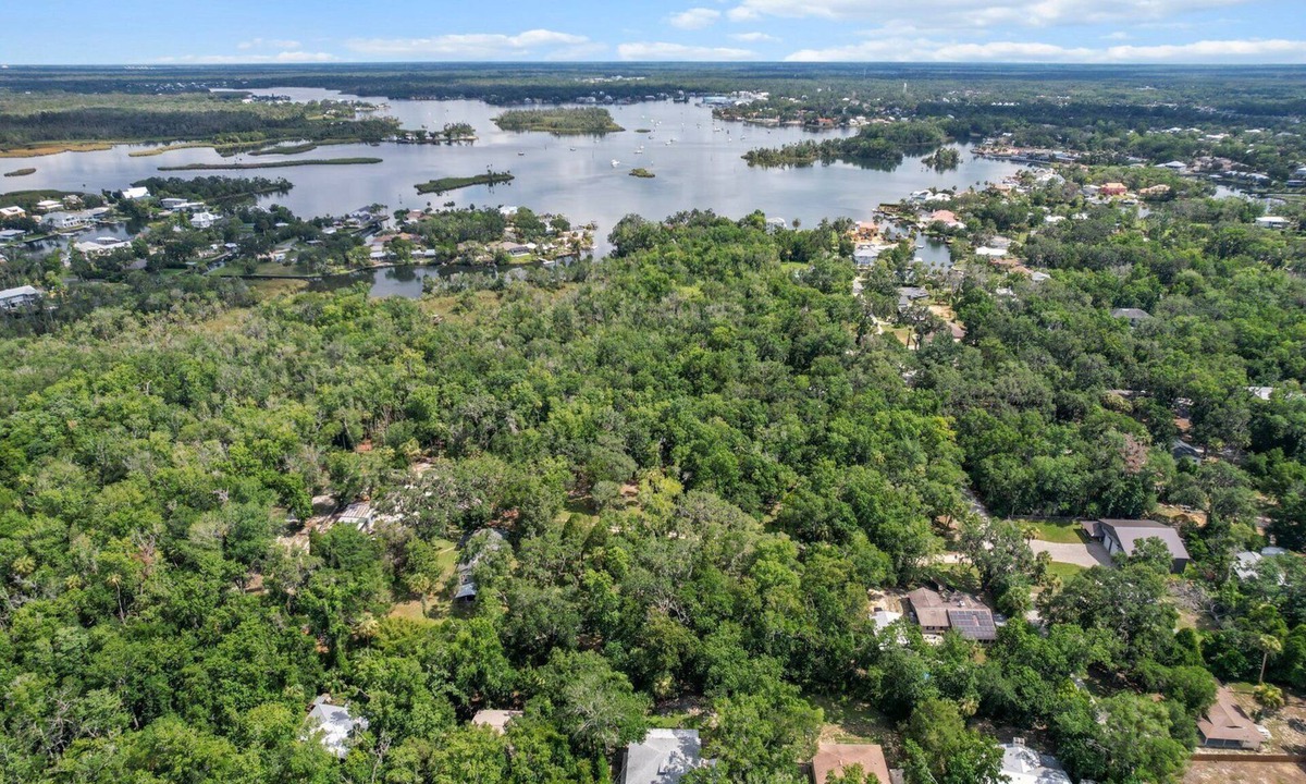 Crystal River House | Wake up above the trees-just minutes from the water!