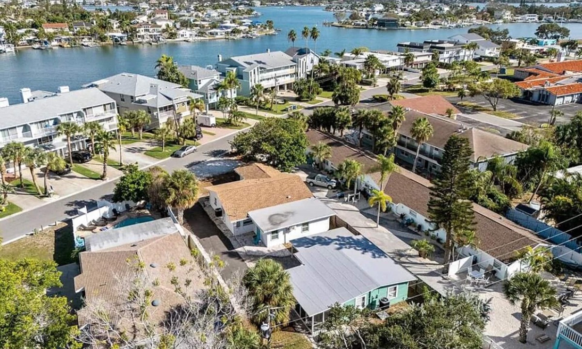 Indian Rocks Beach Cottage | Walk 2 the beach from Cozy Cottage