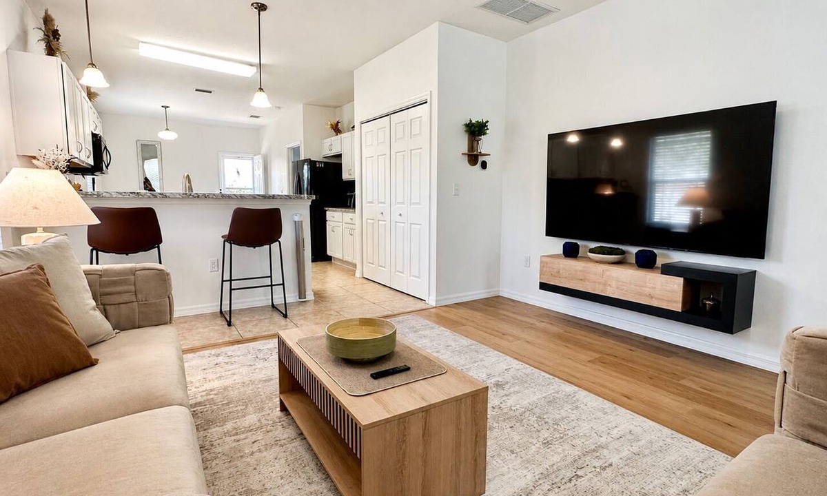 New Port Richey House | Walk to Downtown New Port Richey - Modern 3/2 House - 75" TV
