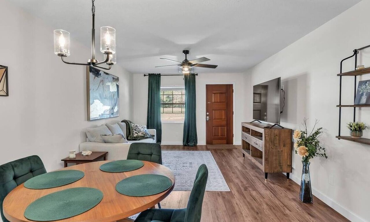 Dixieland Apartment | Walk to Lake Hunter | King Bed | Near Downtown