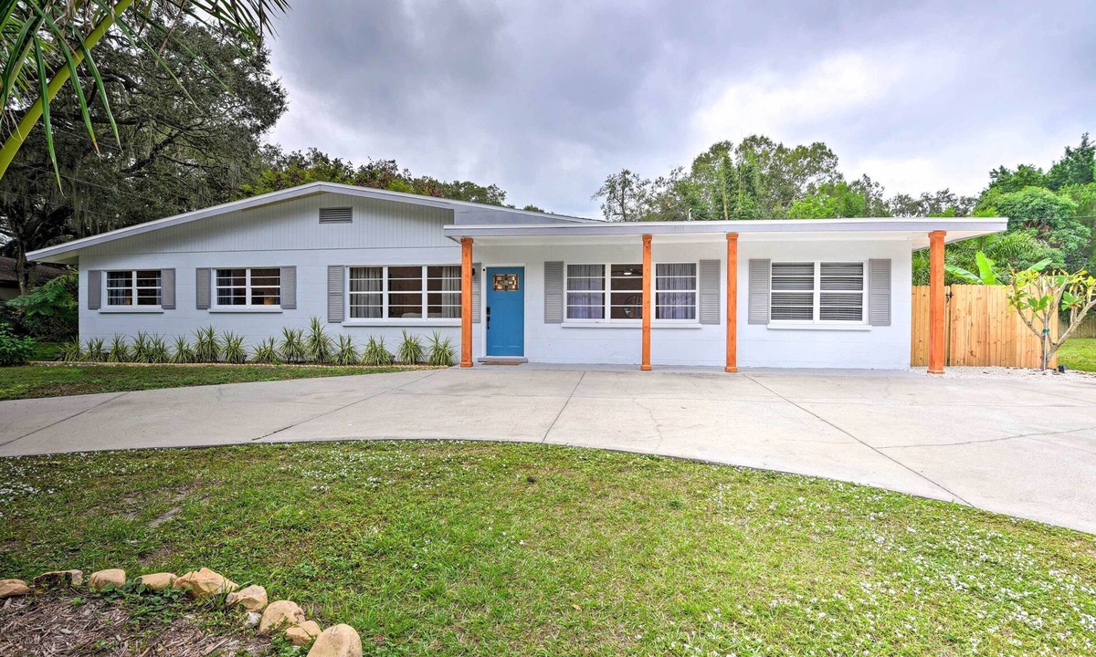 South Sarasota House | Walk to Restaurants: Sarasota Home w/Lanai!