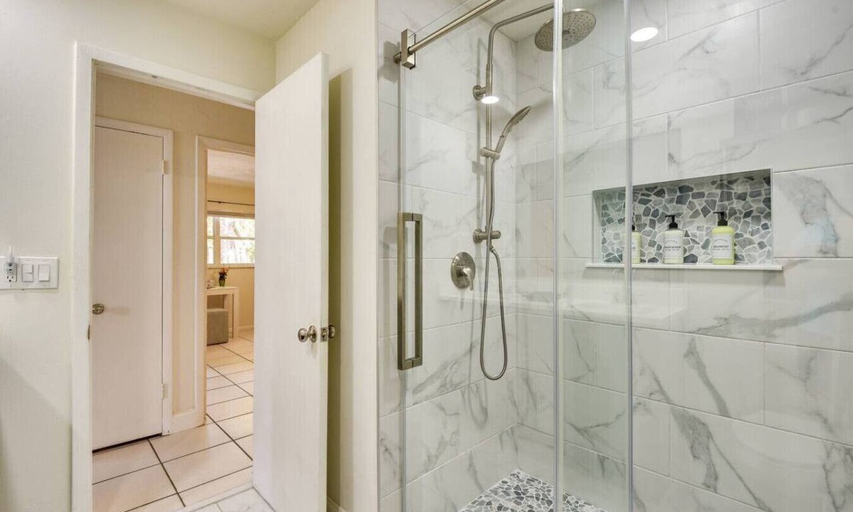 Central Sarasota Apartment | Walk to Sarasota Bay, Free WIFI, parking and laundry