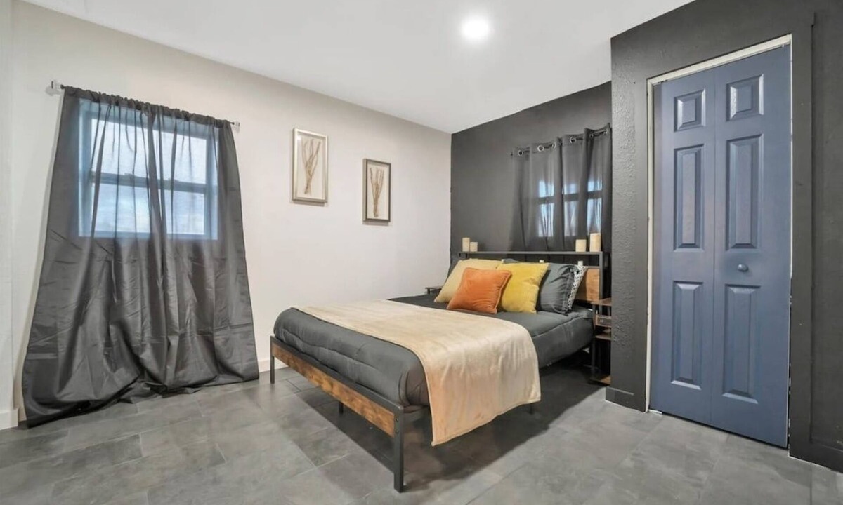 Tampa Apartment | Walk to Stadium, 2 Parking spots, Dog Park, BBQ