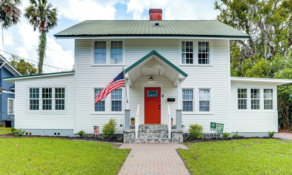 DeLand House | Walk to Stetson and Historic Downtown DeLand!