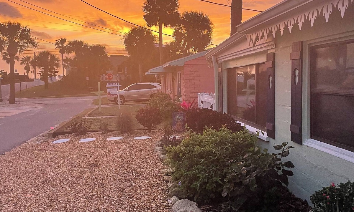 Krulder House | Walk to the beach and Flagler Ave-2 bedroom cottage