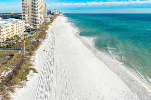 El Centro Beach House | Walk to the Beach - BBQ - Patio - Play Area - Pets
