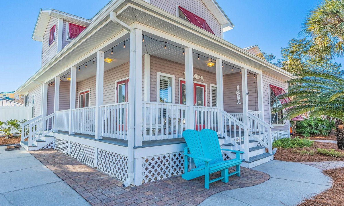 Clipper Cove House | Walking on Sunshine - 5 mins to beach, white picket fence neighborhood!