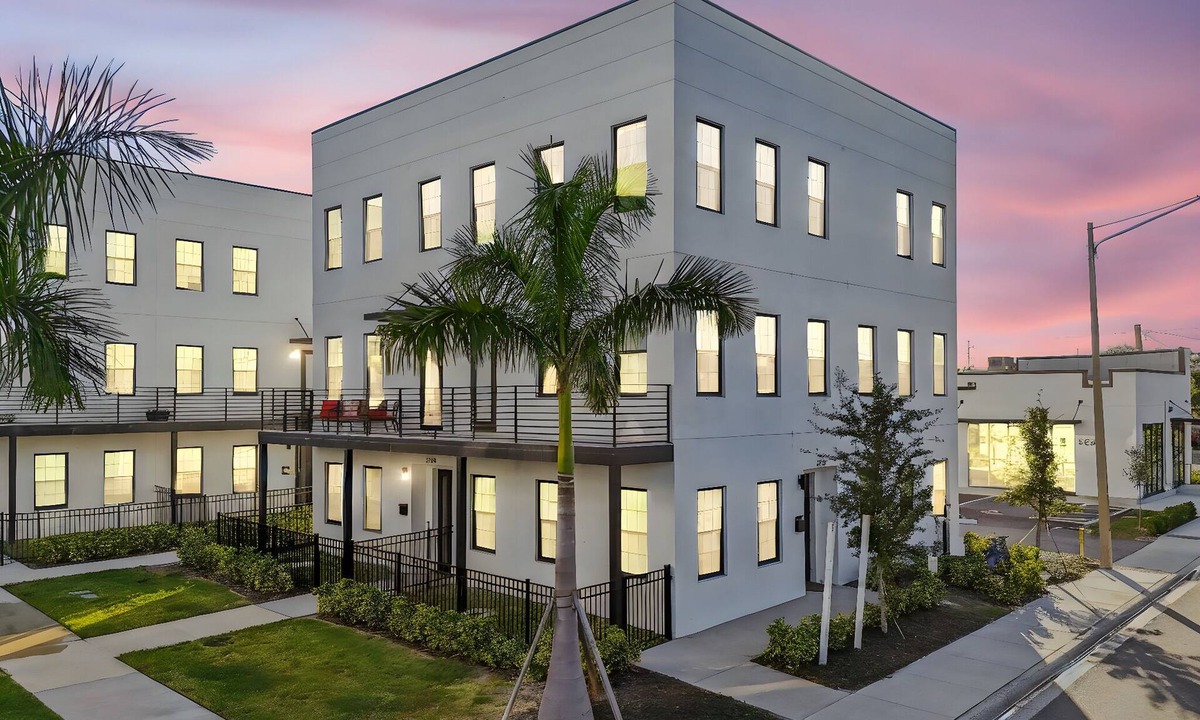 St. Petersburg House | Warehouse Arts District Modern Townhome