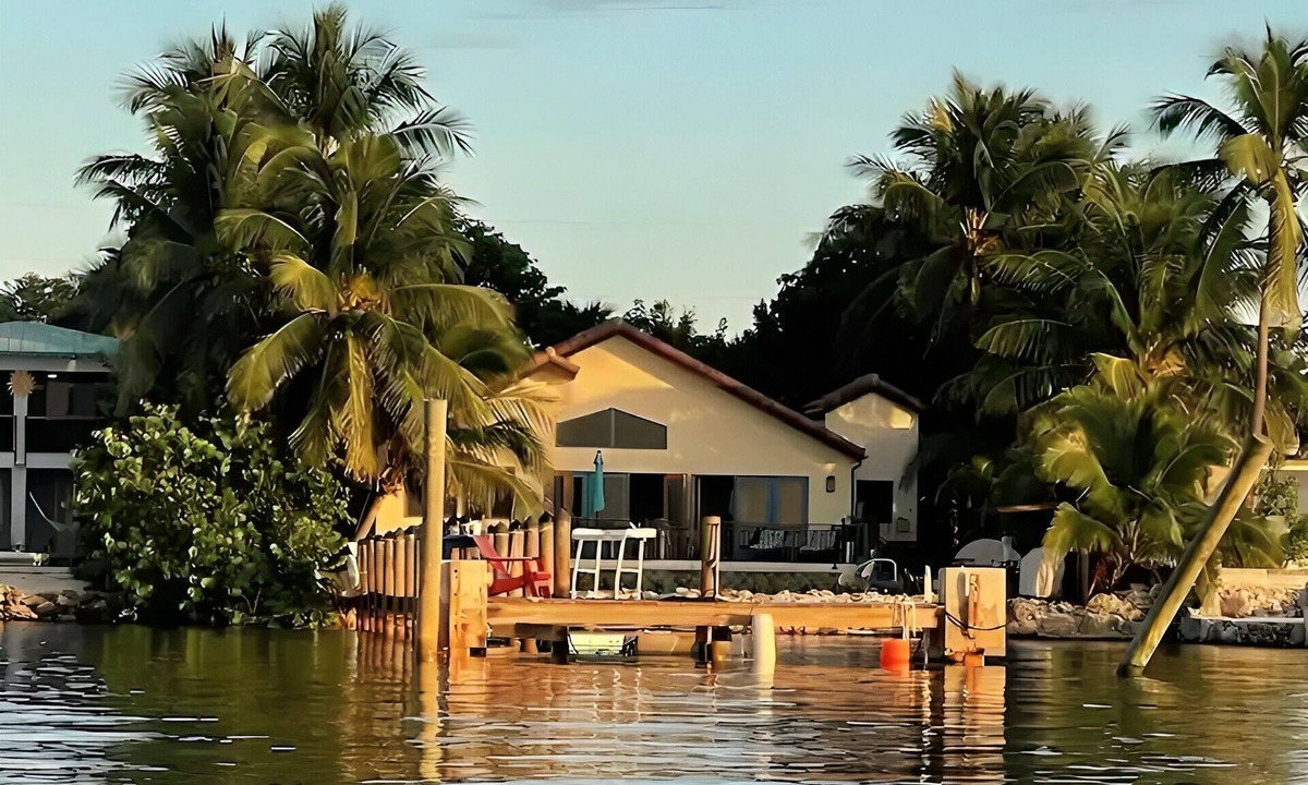 Marathon House | Waterfront Beauty 10-guests, Dock, Kayaks and more