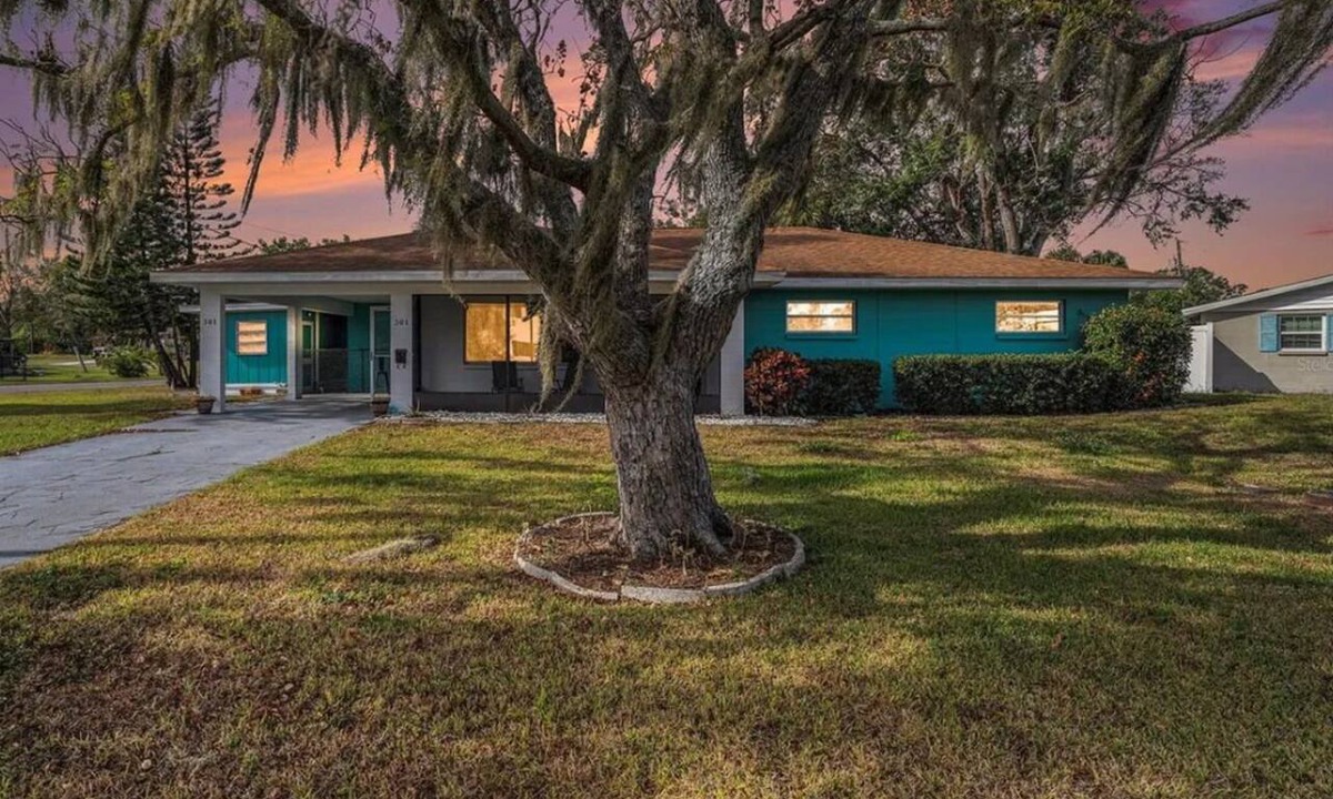 Ruskin House | Waterfront Canal Home Sleeps 9 Relaxing Coastal Escape