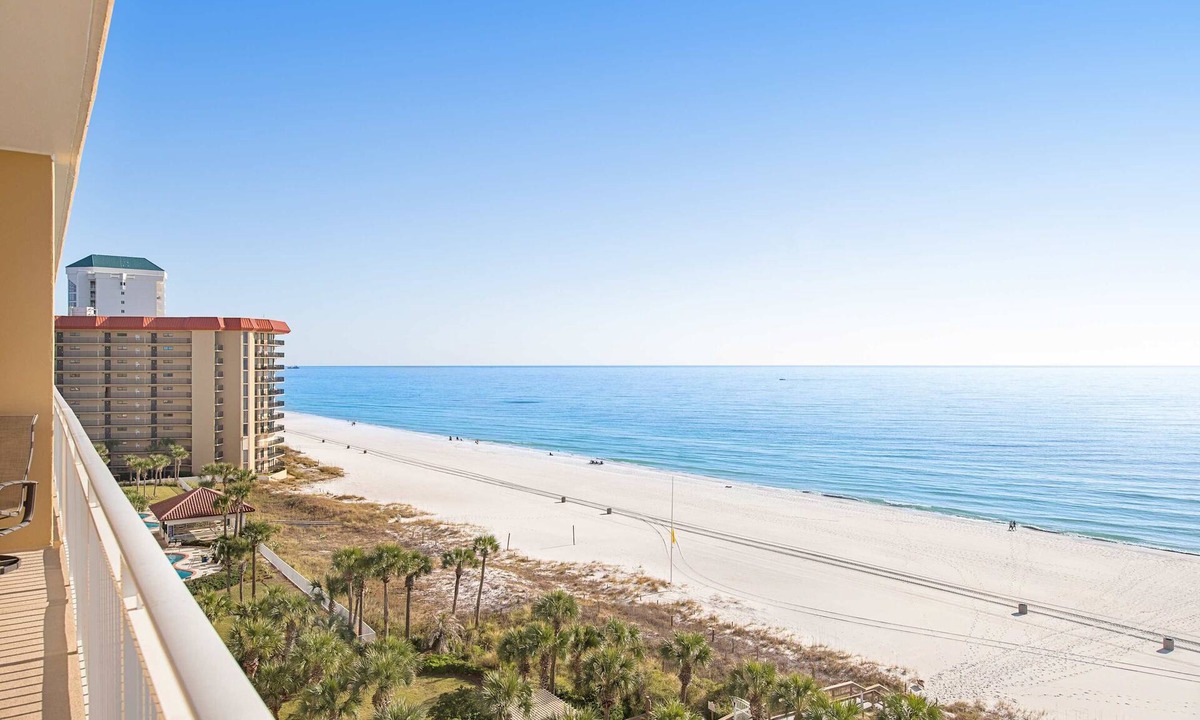 Thomas Drive Condo | Waterfront condo with pool & hot tub access, Gulf views, W/D, & central AC
