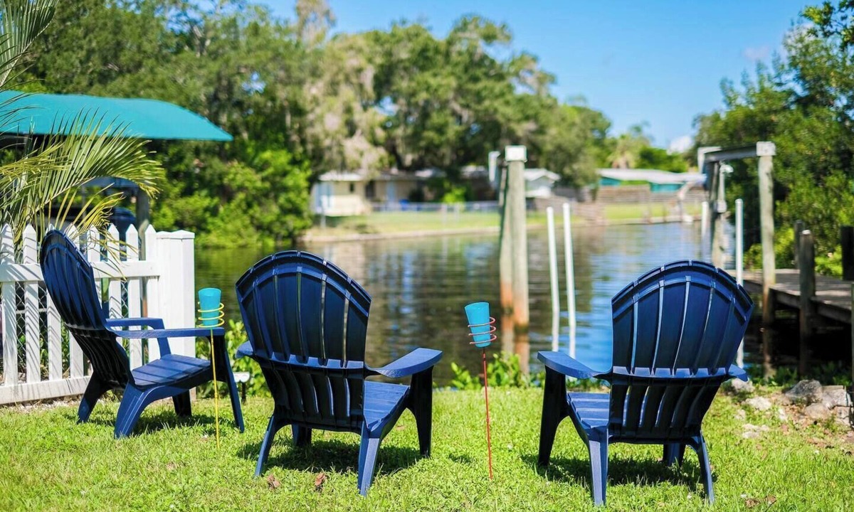 Bradenton House | Waterfront Cottage Pool Putting Green PingPong Near AMI Beaches 2BR/2BA
