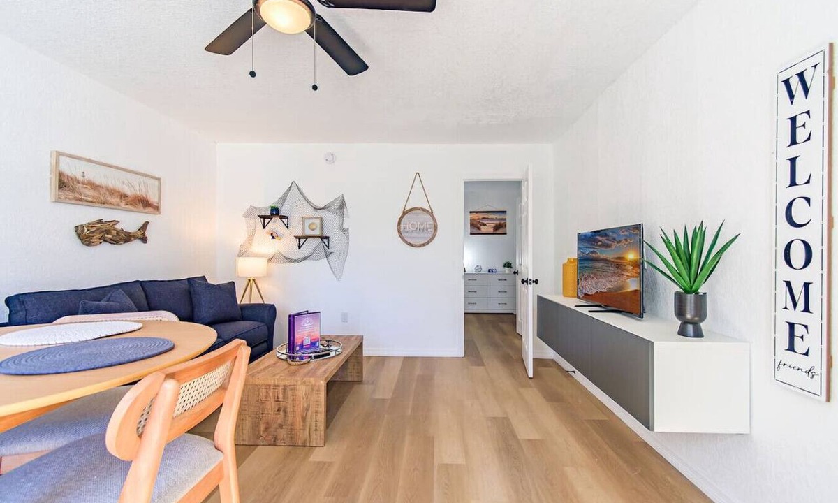 Bay Esplanade Apartment | Waterfront Courtyard Condo 2 Blocks to Beach