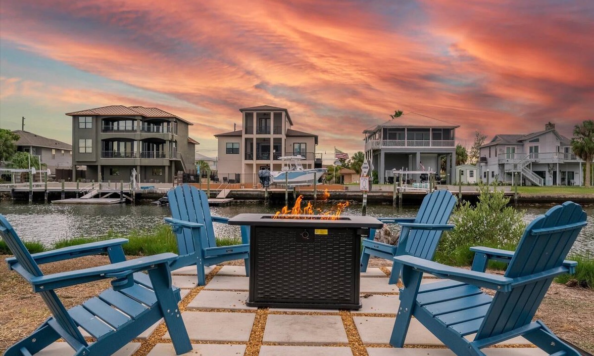 Spring Hill House | Waterfront Escape | Hot Tub, Kayaks & Fire Pit