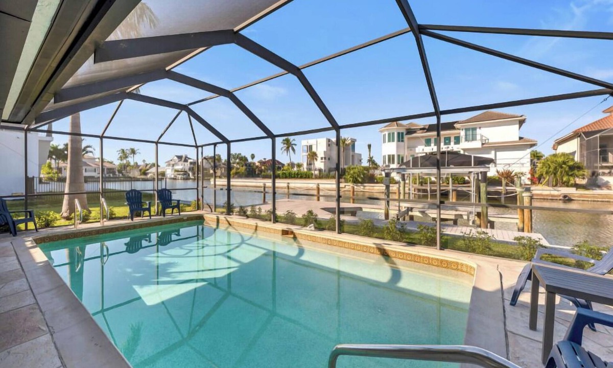 Connors House | 🌊 Waterfront Escape | Canal-Front Retreat w/Private Pool