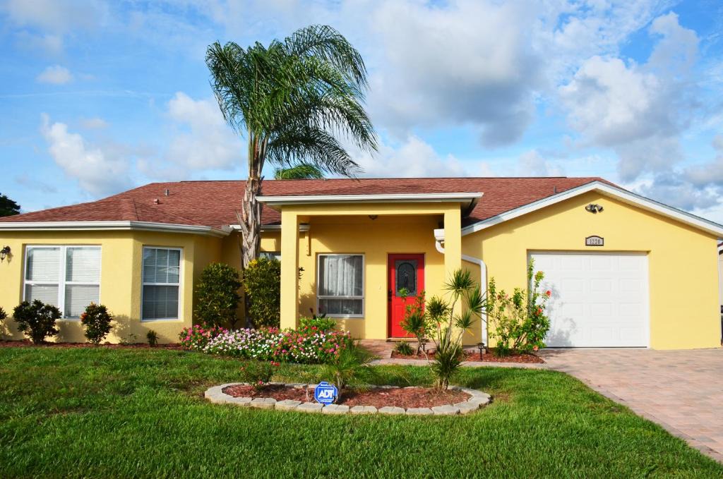 Forest Hills House | Waterfront Florida Home with Boat Lift and Kayaks!