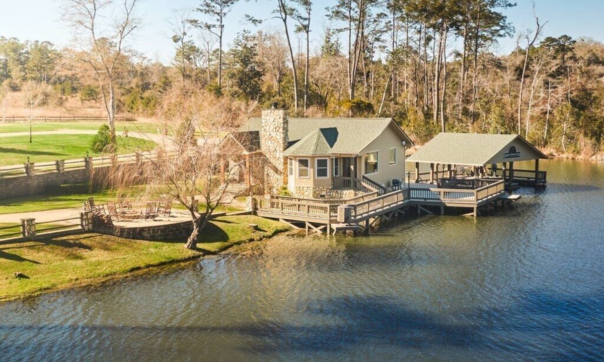 Attapulgus Cabin | Waterfront Luxury Lodge Retreat