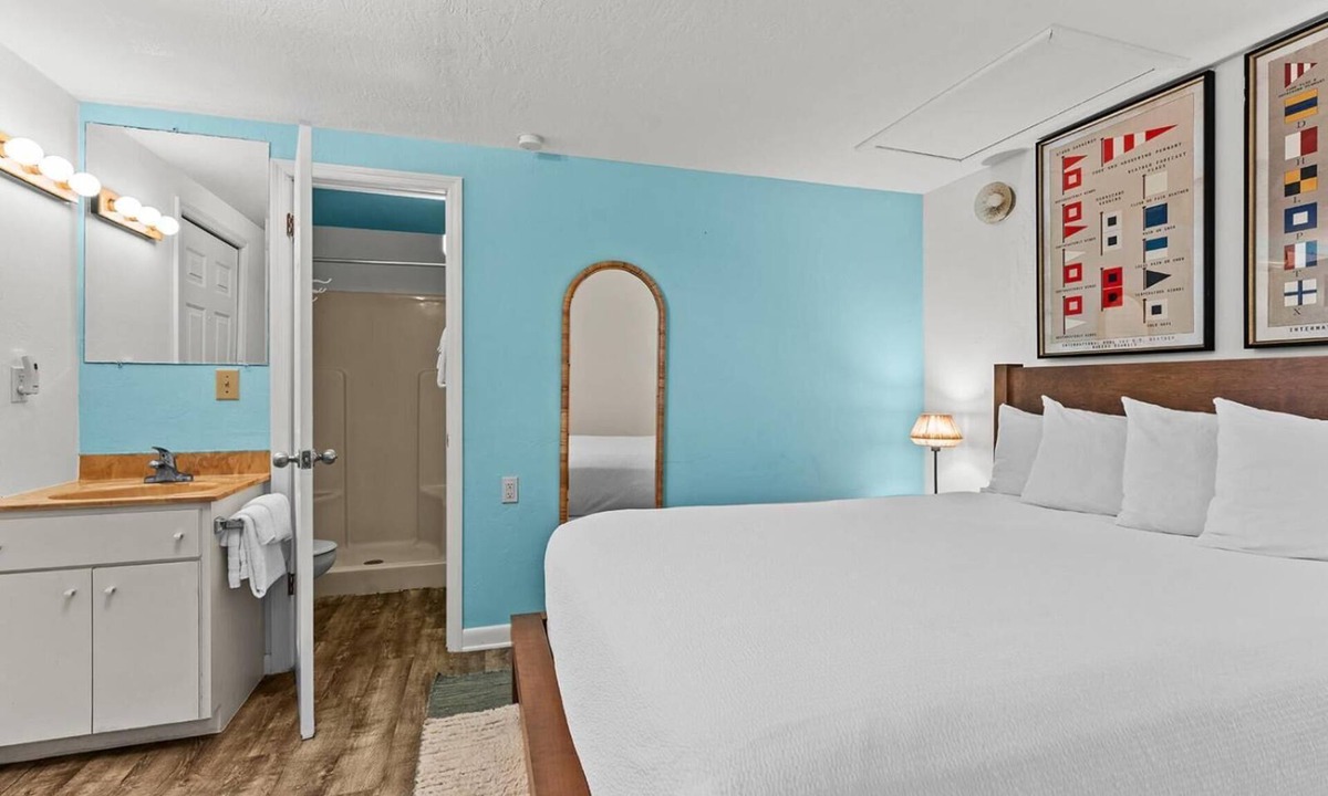 Little Torch Key Hotel | Waterfront Queen Suite w/Full Kitchen, Private Beach, Breakfast, Pool & Kayaks!