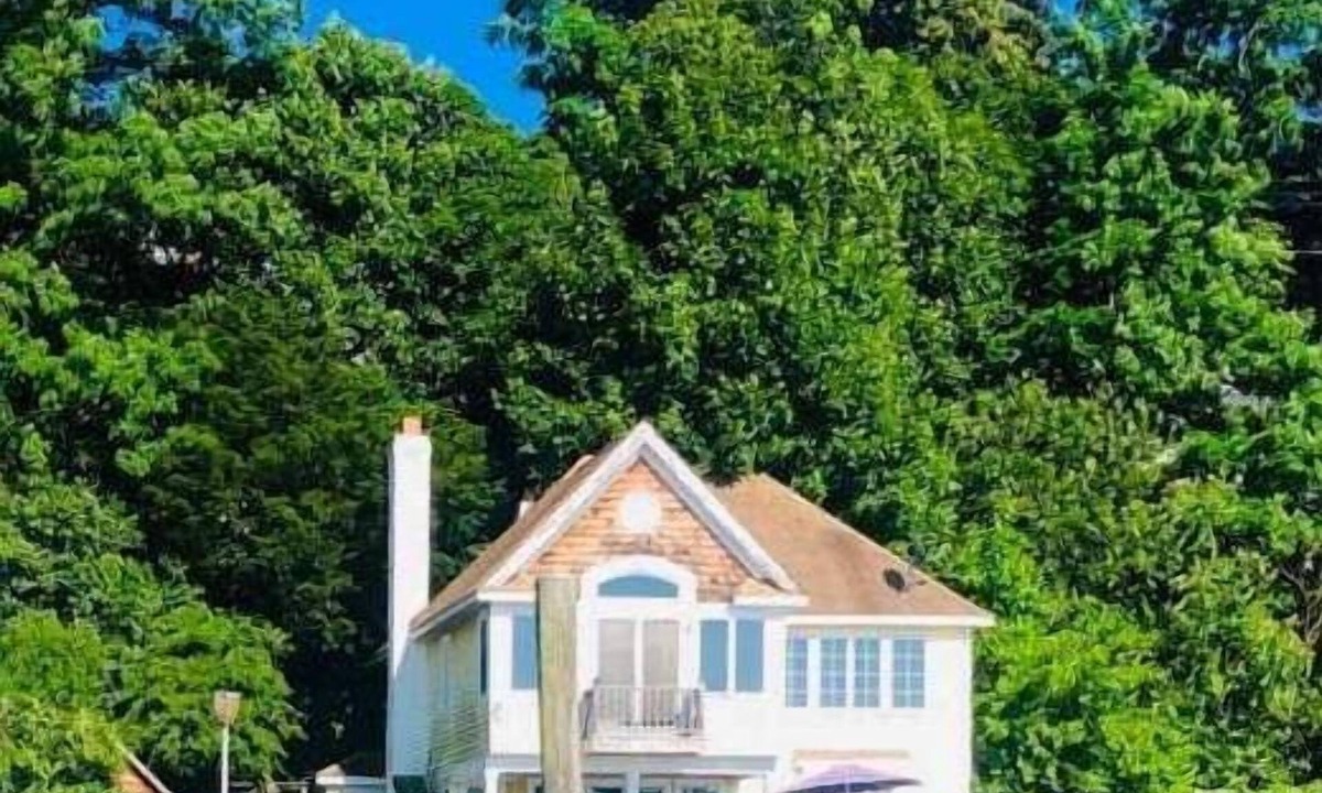 Northport House | Waterfront Studio Beach Cottage Wow Sunsets Walk to Village Shops Winery Brewery