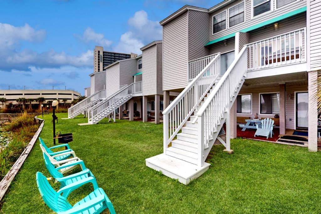 El Centro Beach House | Waterfront Townhome with Shared Pool Central AC Free WiFi - Snowbird-Friendly