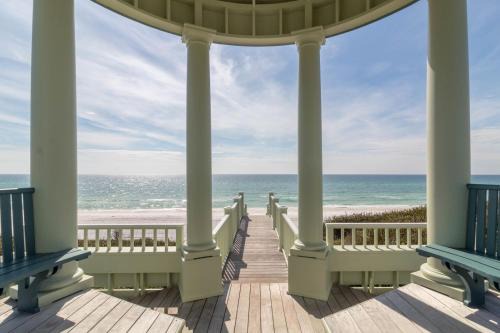 Seaside House | Waves l Community Heated Pool l Close to Town Square & Private Beach Access l Dog Friendly