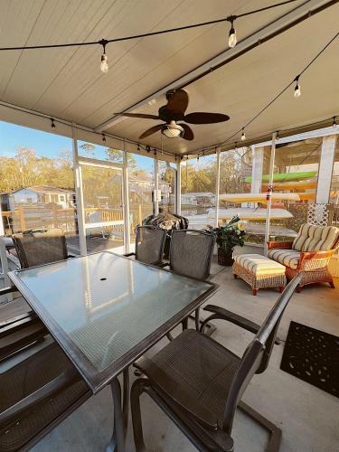 Weeki Wachee Gardens House | Weeki Wachee River Clear Kayak Waterfront