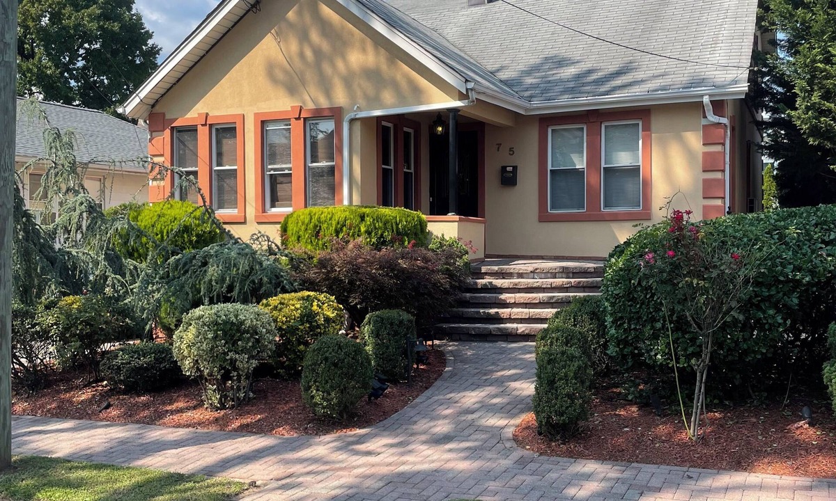 Bergenfield House | Welcome to a comfortable, fully furnished 2-bedroom home located mins from NYC