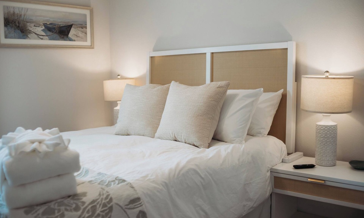 Gulf Breeze House | Welcome to Easy Breezy. Luxury Coastal Getaway, Minutes From Two Beaches.