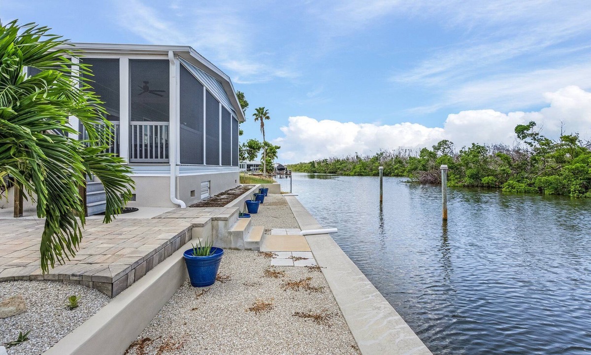 Saint James City House | Welcome to Porchfish! 3/2 in St. James City! Boat lift & Beautiful Views! No Hurricane Damage