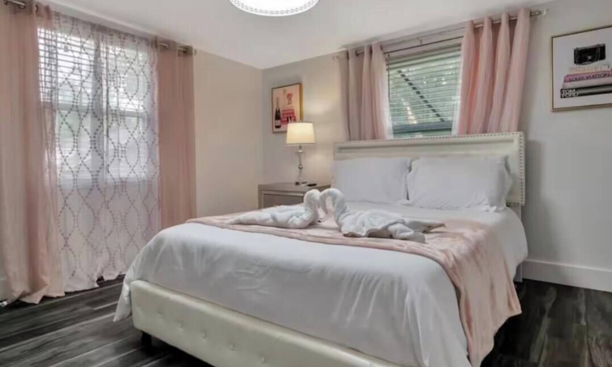 North Forest Hills House | Welcome to your Private Tampa escape — designed for unforgettable group stays!