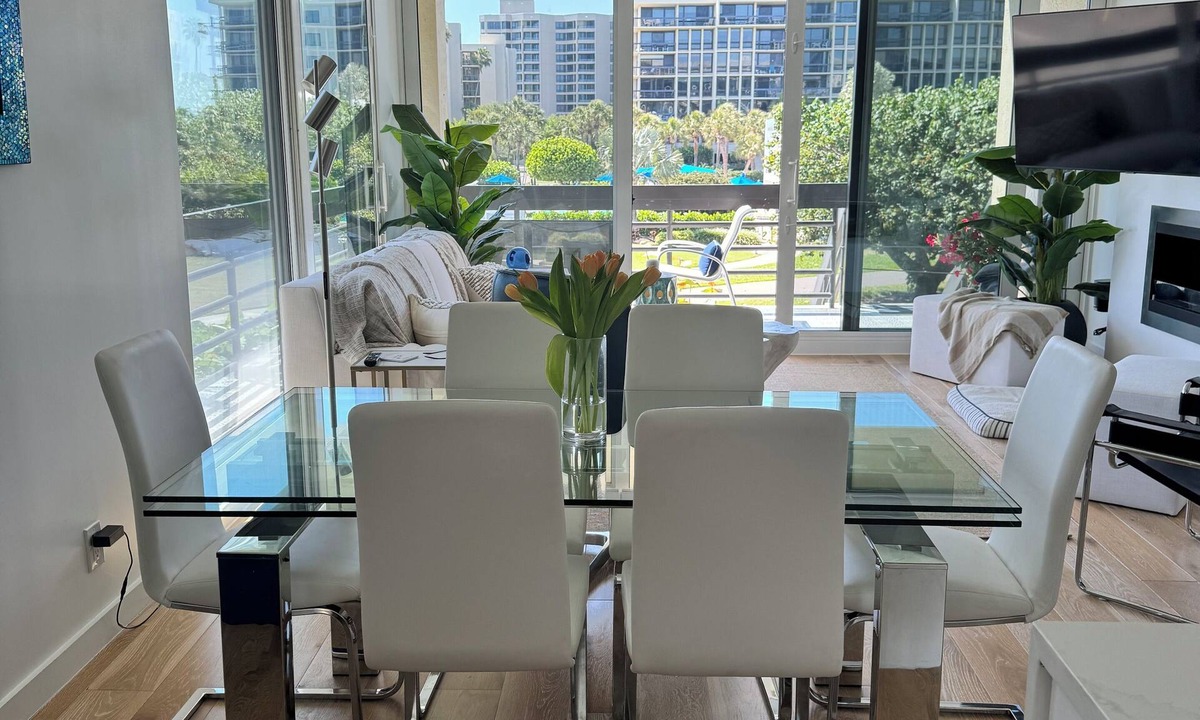 Longboat Key Condo | Welcome to your seaside sanctuary! Nestled along the shores of Longboat Key.