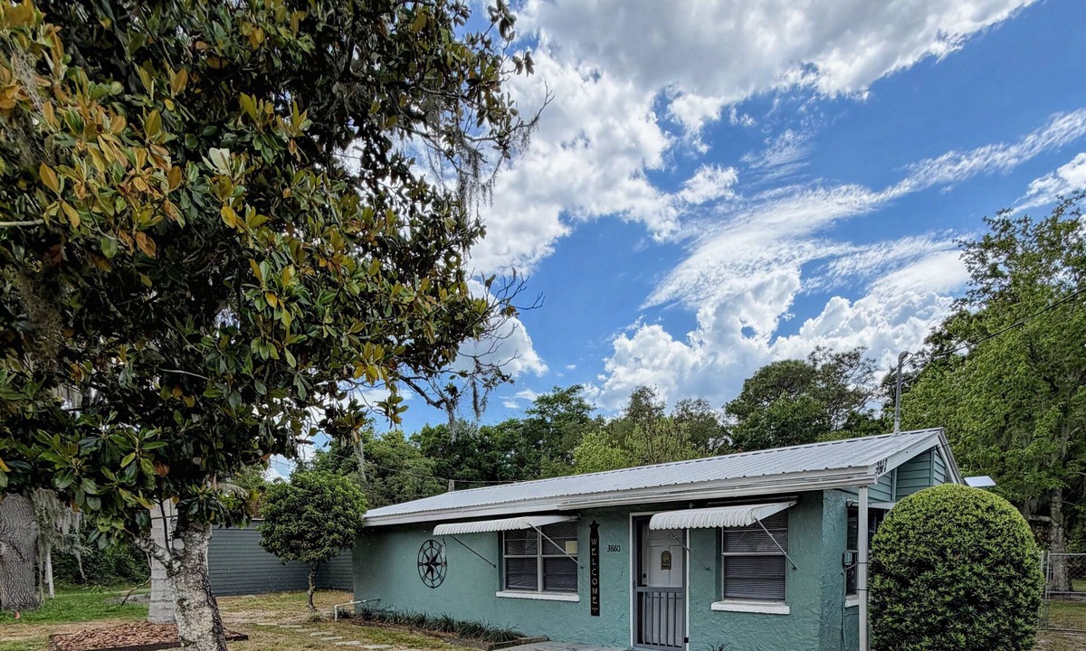 Fedhaven Cottage | Welcoming 2-bedroom cottage with AC in Lake Wales minutes from Camp Mack.
