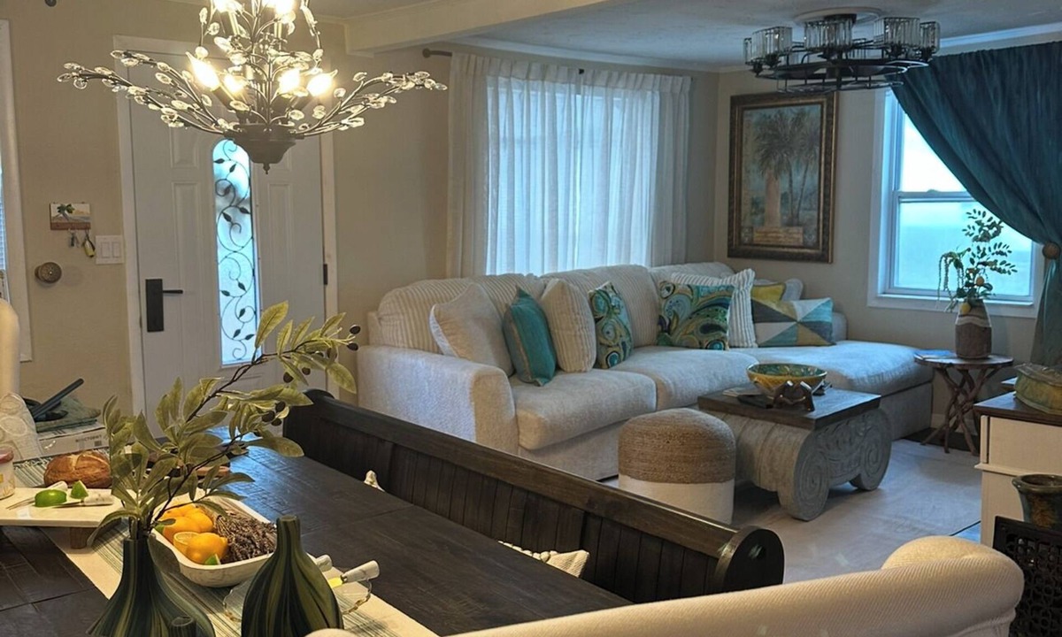 Ridge Wood Heights Cottage | Welcoming spacious Beach Cottage in Sarasota near Siesta Key w/Luxury Decor