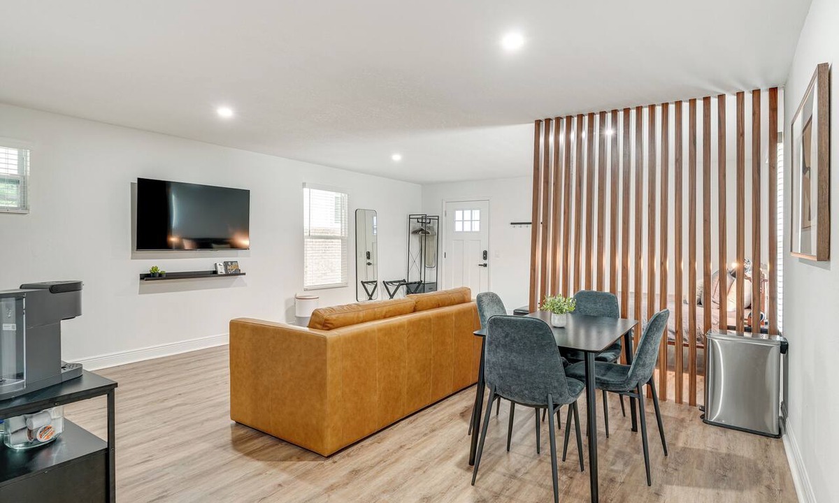 Lakeland Apartment | WFH Friendly! Stylish Lakeland Studio