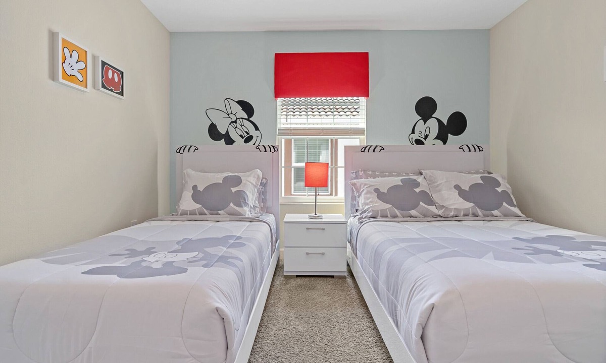 Kissimmee Ski Chalet | Wonderful Townhouse 5Beds/4Baths/Pool/5 Min Disney